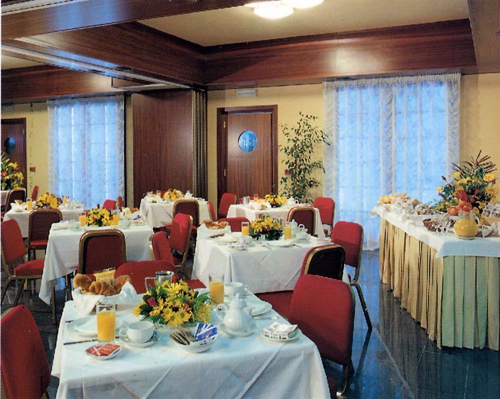 Hotel & Residence Dei Duchi Урбіно Ресторан фото